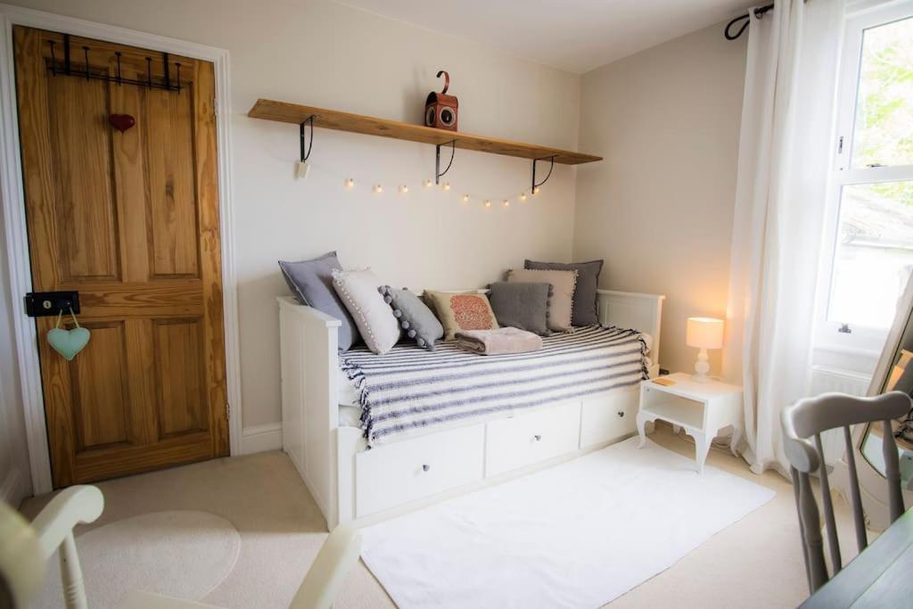 Restful And Cosy 4 Bed Home Minutes From The Beach Sandgate Bagian luar foto