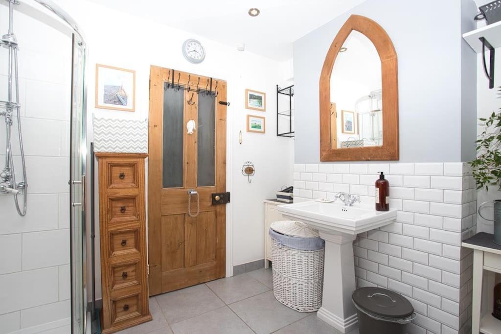 Restful And Cosy 4 Bed Home Minutes From The Beach Sandgate Bagian luar foto