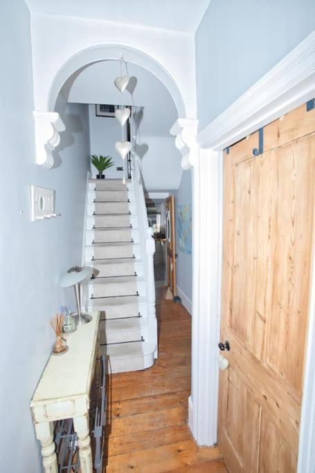 Restful And Cosy 4 Bed Home Minutes From The Beach Sandgate Bagian luar foto