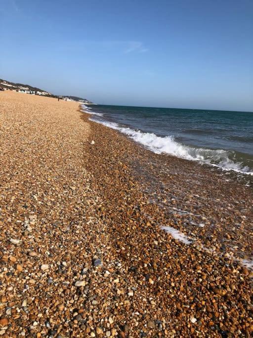 Restful And Cosy 4 Bed Home Minutes From The Beach Sandgate Bagian luar foto