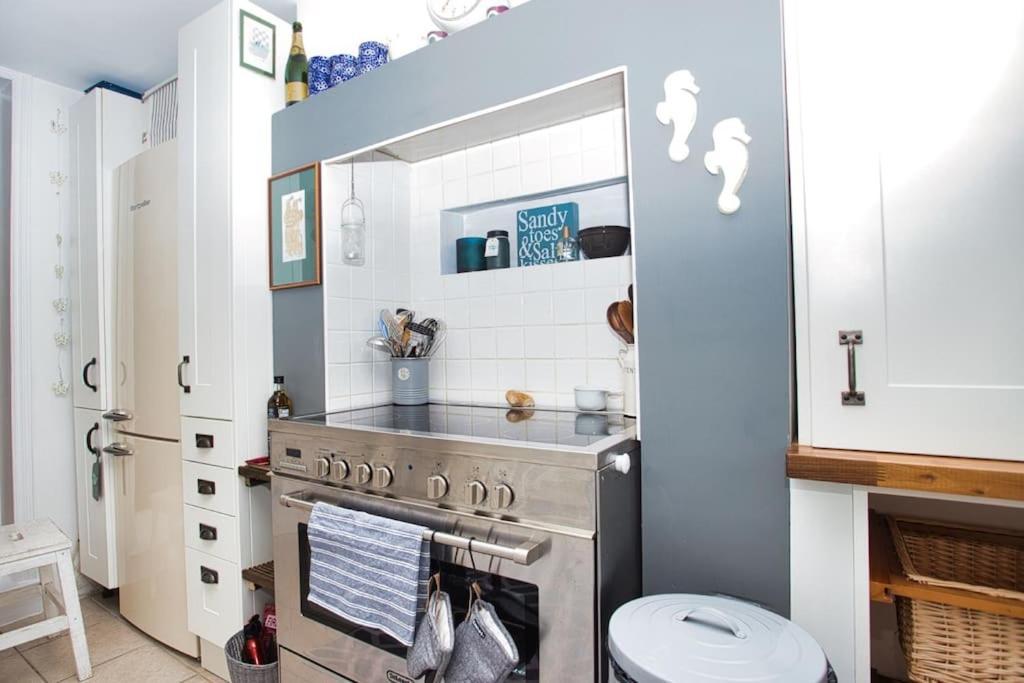 Restful And Cosy 4 Bed Home Minutes From The Beach Sandgate Bagian luar foto