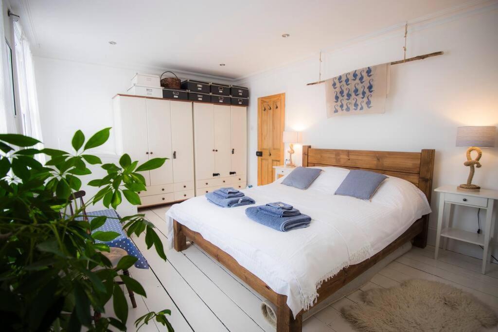 Restful And Cosy 4 Bed Home Minutes From The Beach Sandgate Bagian luar foto