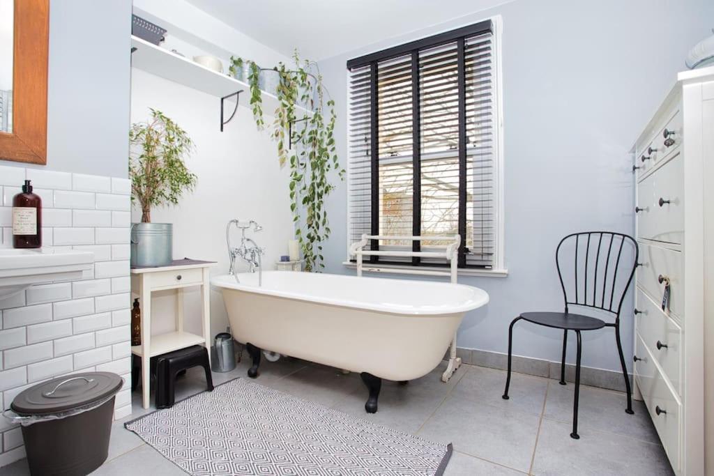 Restful And Cosy 4 Bed Home Minutes From The Beach Sandgate Bagian luar foto