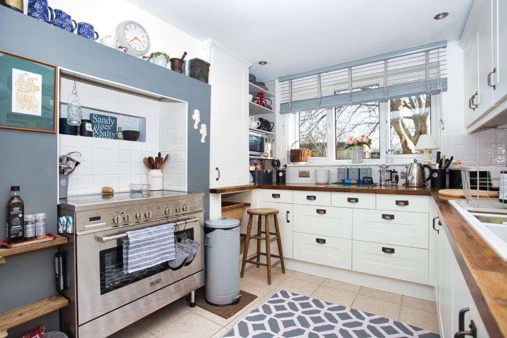 Restful And Cosy 4 Bed Home Minutes From The Beach Sandgate Bagian luar foto